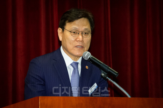 최종구 금융위원장은 2일 경기도 성남시 금융결제원에서 '국민체감 서비스 현장간담회'에 참석해 축사를 하고 있다. 금융위원회 제공